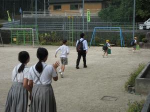 3年生を見送る子ども達