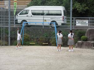 スクールバスを見送る子ども達