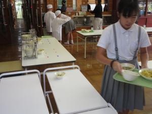 給食をとる6年生