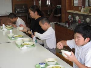 給食を食べる様子