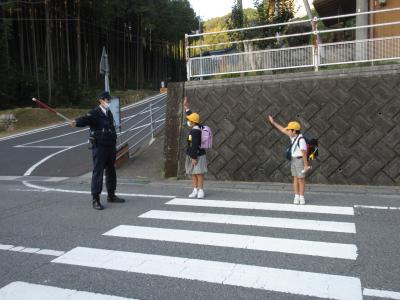 横断歩道を渡る児童