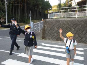 横断歩道を渡る児童