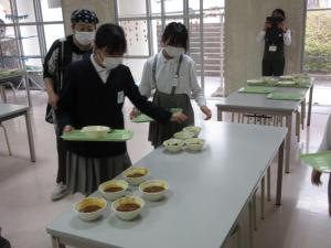 給食の準備