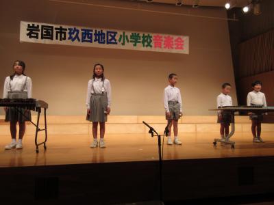 音楽会のステージに並ぶ児童