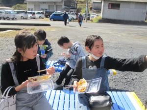 たこ焼きを食べる児童