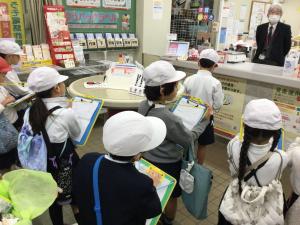 郵便局でインタビューしているところ