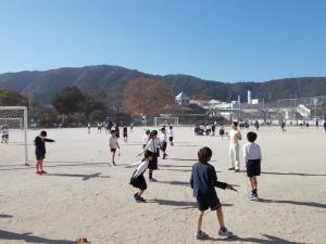 元気に遊ぶ岩国小の子ども達