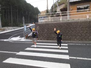 横断歩道を渡る児童
