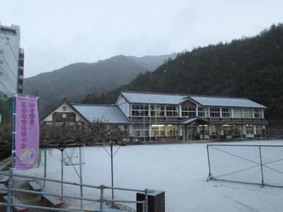 小雪の舞う運動場