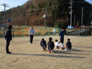 運動場に避難した児童