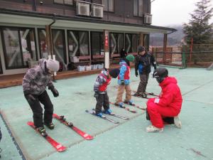 スキーを履く3年生班