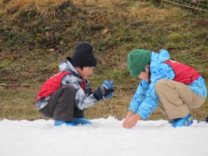 雪で遊ぶ3年生