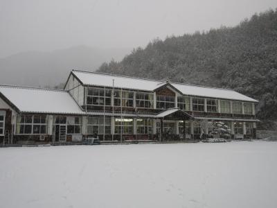 雪の中の校舎