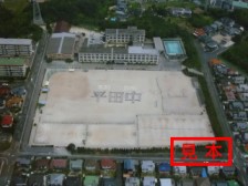 学校全景と人文字（高度300m）の画像