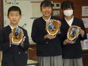 グローブを手に記念写真