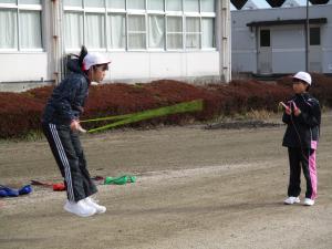 縄跳びをする6年生