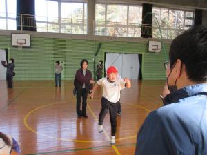 長縄を跳ぶ3年生