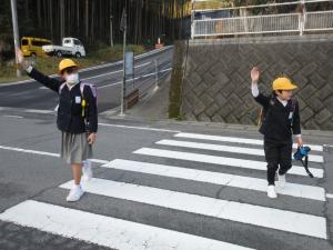 横断歩道を渡る6年生と下級生