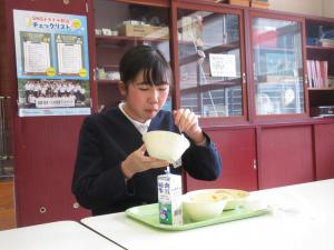 給食を食べる6年生