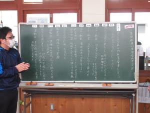 振り返りを述べる先生