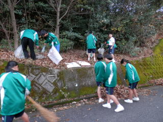 学校周辺の清掃活動を行いましたの画像1