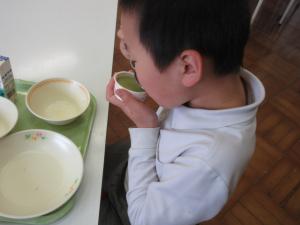 お茶プリンを食べる児童