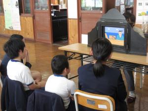 紙芝居を見る子ども達