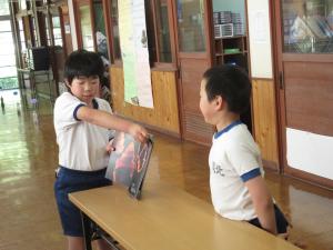 図鑑を紹介する4年生