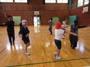 周東音頭を習う児童