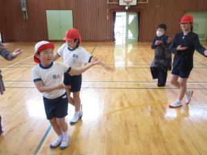 周東音頭を習う児童