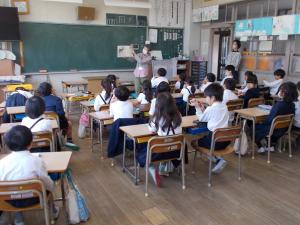すずかけの会の読み聞かせ