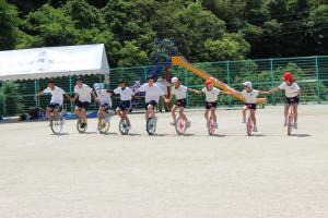 中学生と一緒に演技