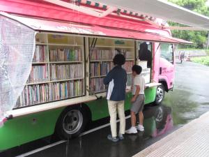 本を選ぶ児童