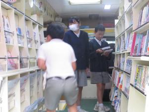 本を選ぶ児童