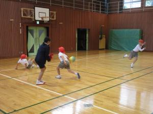 ドッジボールをする児童