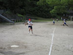 ホームに向けて走る6年生