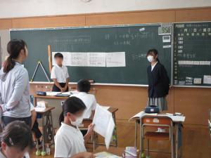 発表する6年生