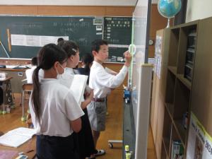 板書する5年生