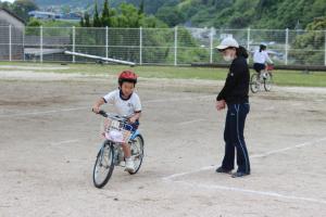 自転車に乗る4年生