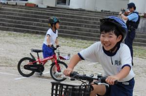 自転車に乗る4年生