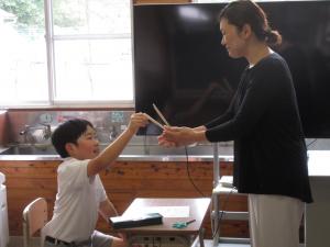 くじを引く4年生