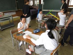 グループに分かれて考える児童