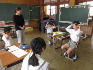 ひもを頭に巻く児童