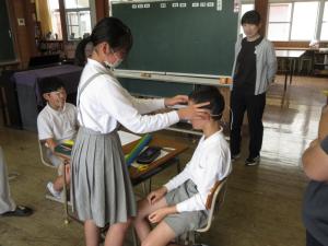 勝敗を判定する児童