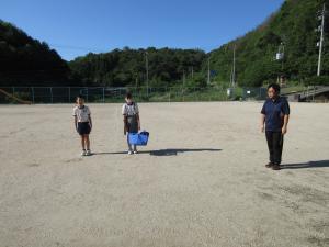 あいさつする5，6年生