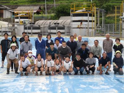 きれいになったプールで記念写真