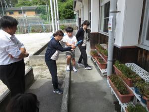 観察する4年生と先生