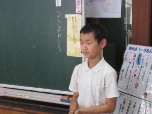 テーマを述べる5年生