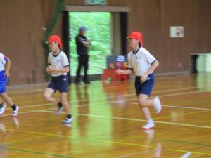 シャトルランをする5，6年生