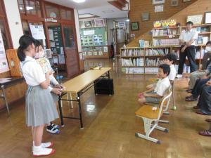 本を紹介する児童